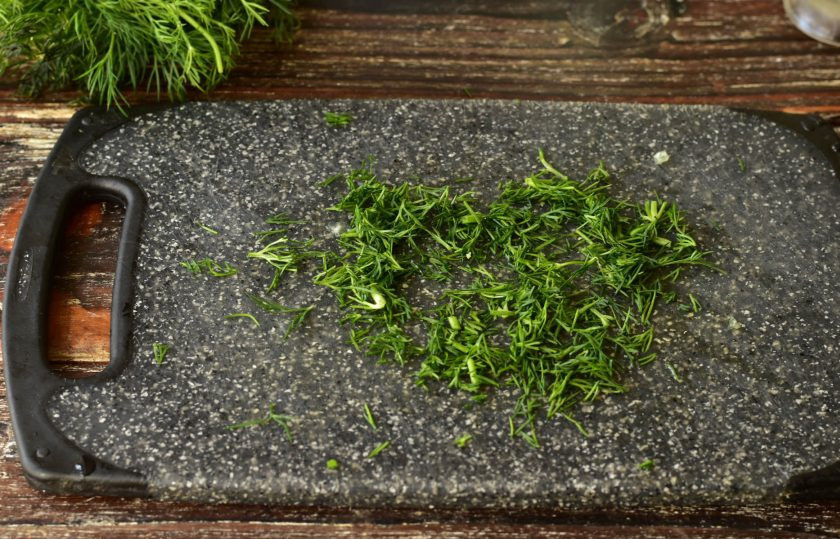 1. Этап. Свекольник на кефире для похудения: Мелко нашинкуйте укроп.