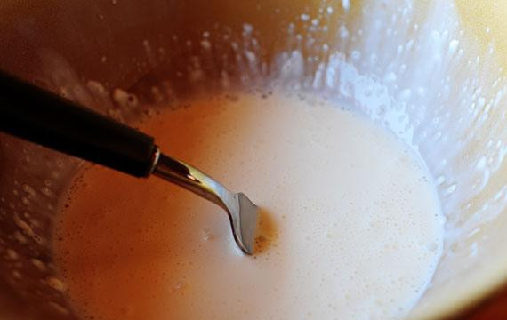 1. Этап. Такос с креветками: 2. В отдельной посуде смешать молоко, майонез, уксус, сахар, соль и кайенский перец.