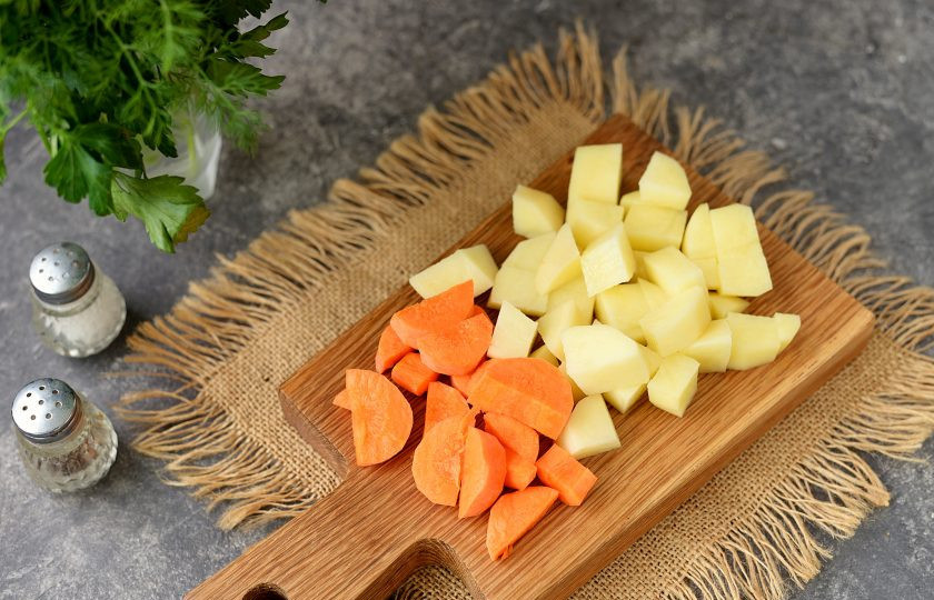 1. Этап. Уха из сибаса: Бульон процедите через сито, выложите в него нарезанный картофель и морковь. Варите овощи минут 10.