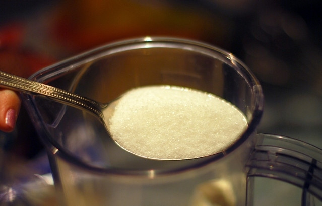 1. Этап. Творожный торт из печенья: В сметану добавьте 2 ложки сахара и хорошенько все взбейте до загустения.