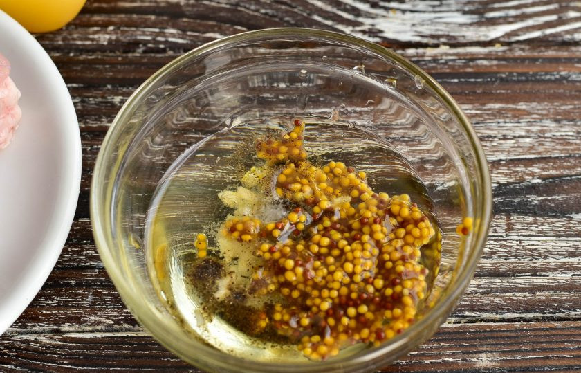 1. Этап. Запеченное мясо на Новый год: Добавьте горчицу зернами.