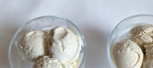 1. Этап. Десерт Аффогато 2: В глубокие вазочки положить по 3 шарика мороженого.