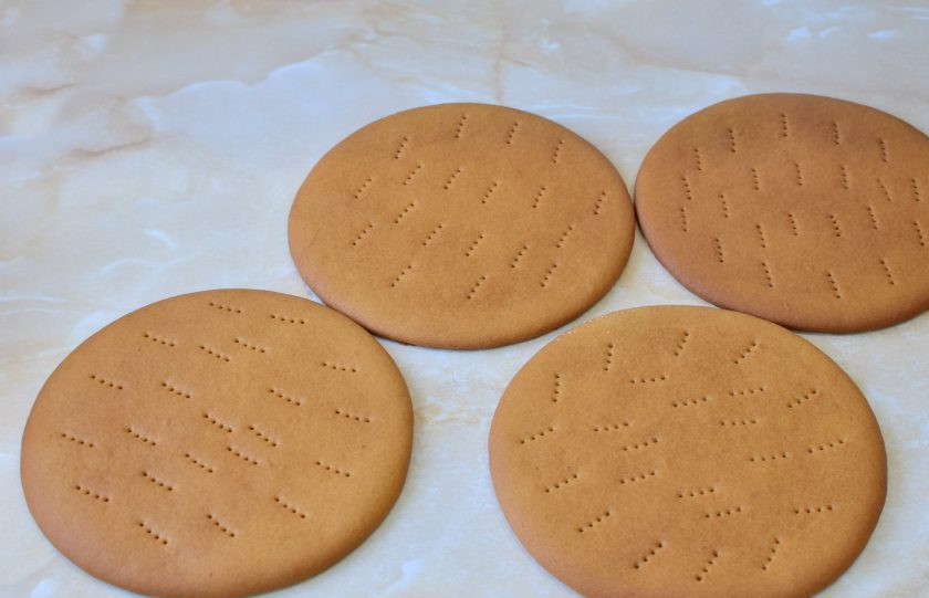 1. Этап. Торт Северный мед: Готовые коржи остудите.