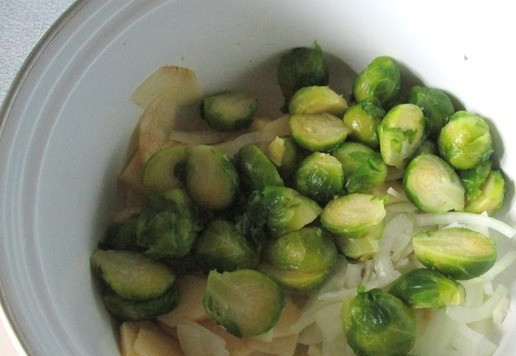 1. Этап. Салат из брюссельской капусты: Соединить капусту с яблоком и луком.