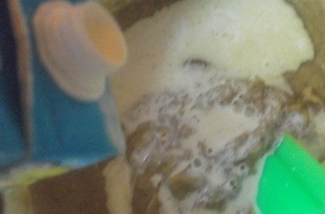 1. Этап. Суп из кабачков с грибами: Овощное пюре разбавьте сливками и доведите до кипения.