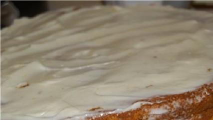 1. Этап. Торт Шифон: 9. Оба коржа обильно смазать кремом и отправить на некоторое время в холодильник.