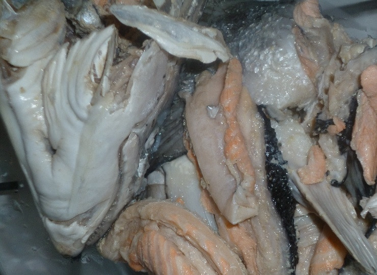 1. Этап. Уха с пшеном и картошкой: Готовую рыбу достаньте из бульона и остудите. Отделите мякоть от костей и снова опустите ее в бульон.