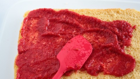 1. Этап. Торт Европейский: Одну часть коржа смажьте клубникой.