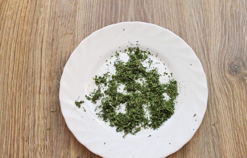 1. Этап. Морковная ботва на зиму: Сухую ботву достаньте из микроволновки и перетрите руками, чтобы измельчить. Пересыпьте в сухие баночки и закройте.