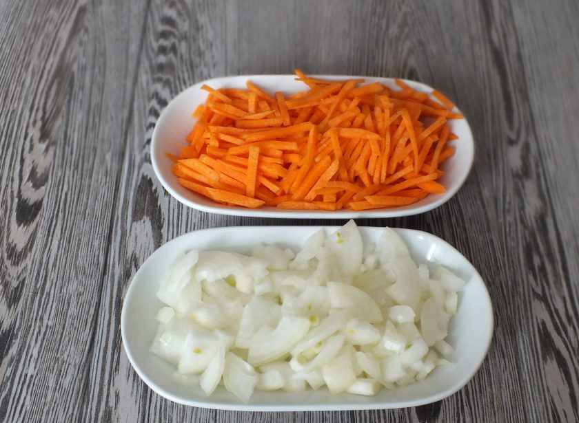 1. Этап. Плов в рукаве: Нарежьте лук четверть колечками. Морковь тонкой соломкой.