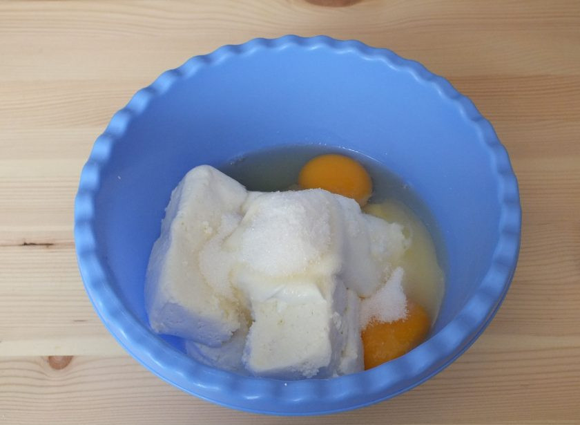 1. Этап. Творожная запеканка с инжиром: В чаше смешайте творог, яйца, сахар, соль, ванилин. Пробейте погружным блендером.