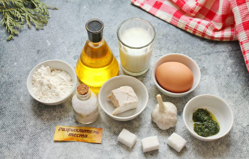 1. Этап. Чесночные булочки в духовке из дрожжевого теста: Подготовьте все необходимые ингредиенты для приготовления чесночных булочек в духовке из дрожжевого теста.