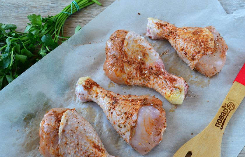 1. Этап. Куриные ножки в пивном рассоле: Выложите голени на противень и отправьте в духовку, разогретую до 180 градусов, на 40-60 минут (зависимо от духовки). Голени должны подзолотиться сверху, а внутри быть полностью готовыми.