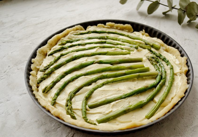 1. Этап. Веганский киш: Покройте картофель оставшейся смесью из тофу и кешью, сверху выложите спаржу. Немного вдавите её, чтобы она лучше закрепилась. Выпекайте киш 40 минут при температуре 180 градусов.