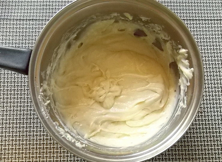 1. Этап. Кекс с яблоками на сыворотке: Всыпьте муку, ванилин и разрыхлитель, перемешайте до однородного состояния.