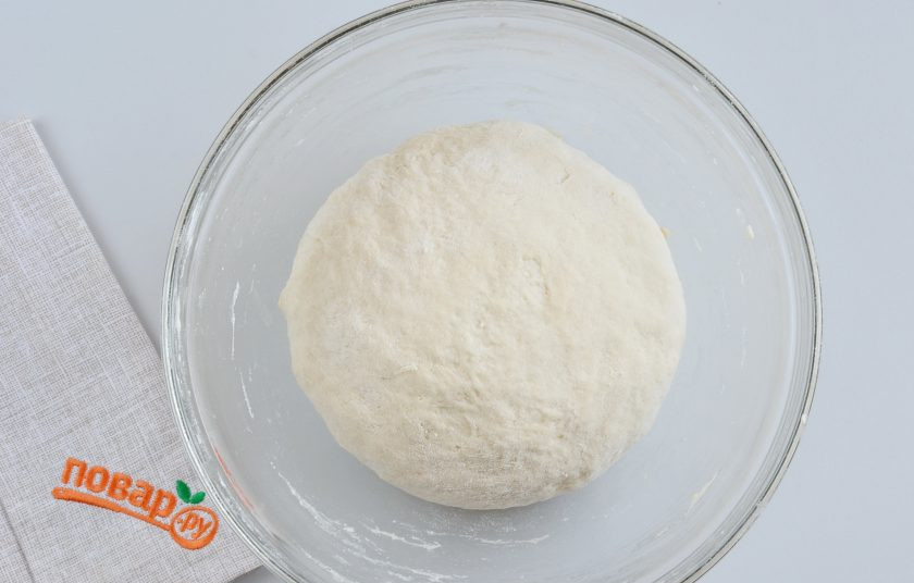 1. Этап. Пирог с картошкой: Замесите тесто в колобок, он не должен быть слишком плотным. Накройте сухим полотенцем миску и уберите в теплое место на 1 час. Я ставлю в прогретую до 50 градусов духовку, выключаю плиту и закрываю дверцу.