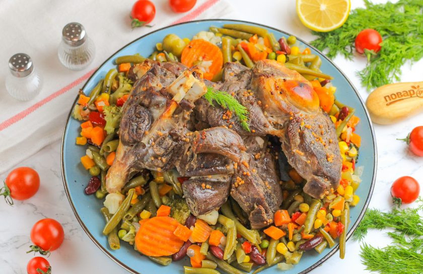 1. Этап. Баранья нога в духовке с овощами: Выложите овощи на блюдо, а румяную баранью ногу — на них. Подайте к столу горячей, так как баранину едят только в горячем виде. Приятного вам аппетита!
