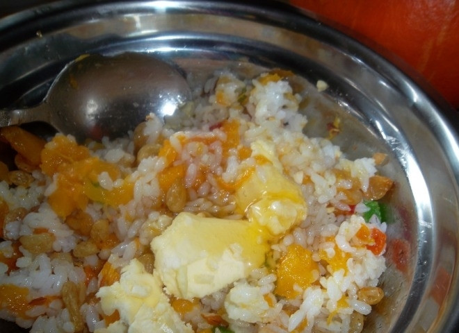 1. Этап. Фаршированная тыква, запеченная в духовке с рисом: Добавьте сливочное масло. Яблоки очистите от кожуры и натрите на крупной терке, добавьте к рису. Также добавьте мед и яйцо.