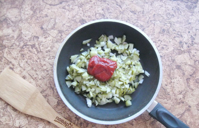 1. Этап. Солянка как в ресторане: Добавьте томатную пасту. Налейте 30 мл. воды или бульона и тушите на небольшом огне 10 минут.