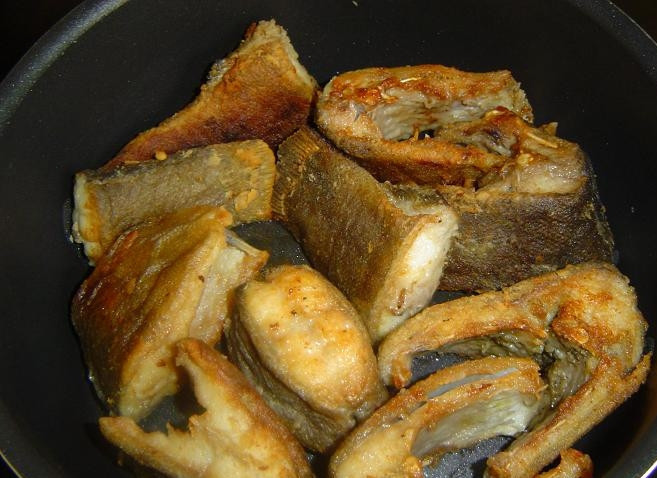 1. Этап. Линь жареный: Жарим на небольшом количестве растительного масла со всех сторон до образования корочки.