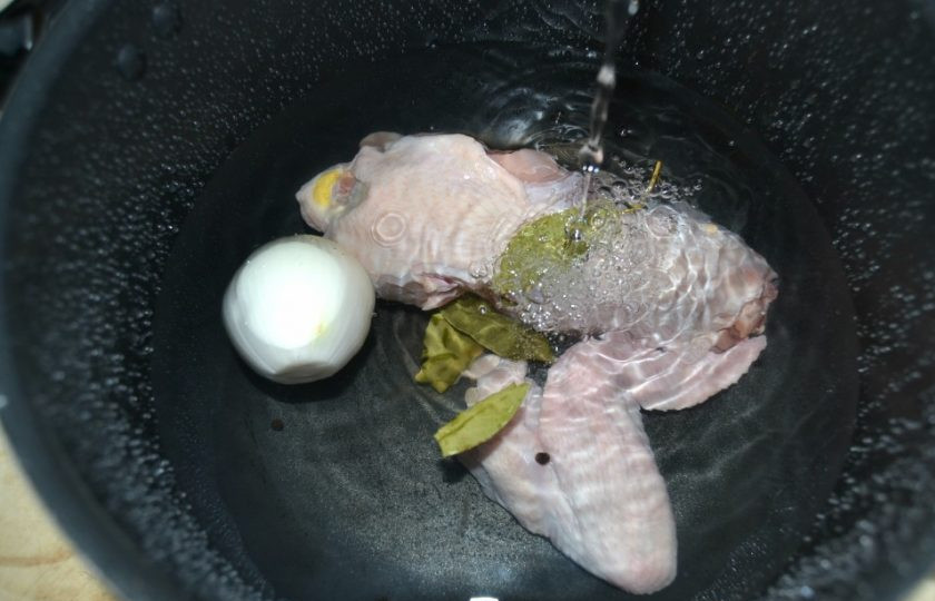 1. Этап. Ароматный куриный бульон: 3. Залейте содержимое кастрюли 1 литром воды.