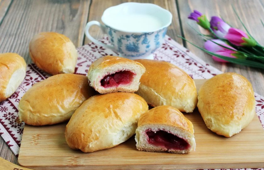 1. Этап. Пирожки с яблоками и вишней: Пирожки с вишней и яблоками готовы. Достаньте из духовки, охладите и подавайте к столу.