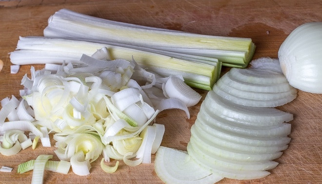 1. Этап. Праздничный куриный рулет: 1. Луковицу и лук-порей вымойте, обсушите и нарежьте.