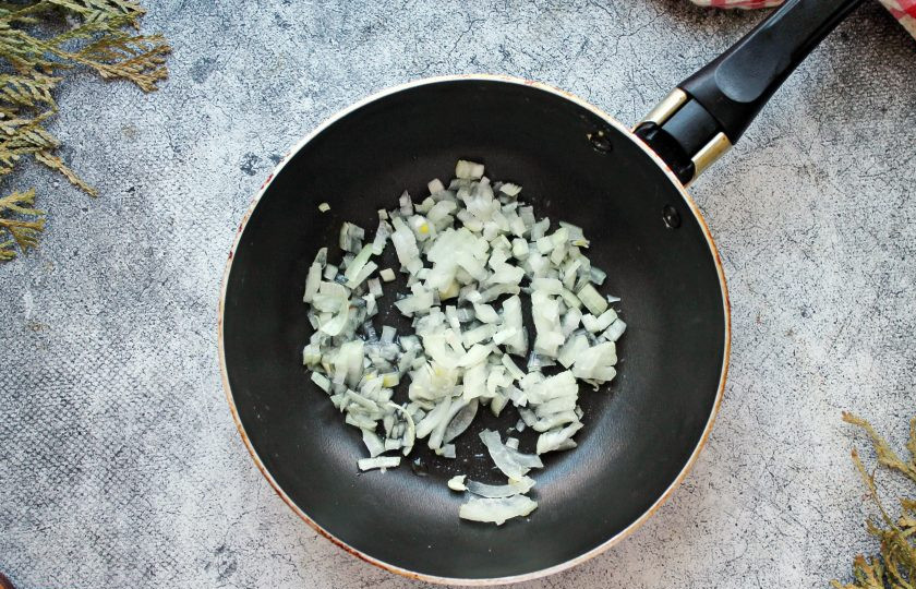 1. Этап. Язык по-кавказски: В сковороду налейте растительное масло и разогрейте на среднем огне. Вторую луковицу репчатого лука мелко порежьте и выложите в сковороду.