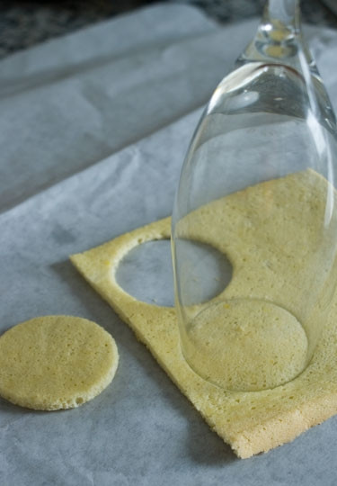 1. Этап. Бисквитный торт с шоколадом: 22. Дополнительно хочу предложить вам сделать оригинальные украшения. Если у вас один из коржей не получится таким идеальным, его можно использовать для украшения. Вырежьте из теста небольшие кружочки.