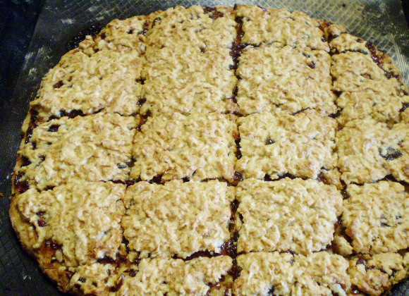 1. Этап. Печенье с начинкой: 10. Достаем противень и еще горячее печенье нарезаем на квадраты. Отставляем до остывания. Подаем к столу!