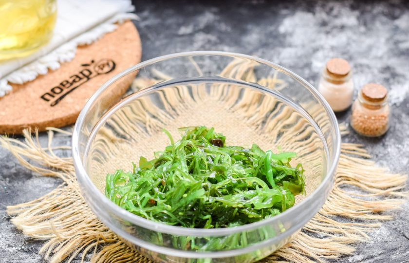 1. Этап. Крабовый салат с чукой: Салат чука переложите в глубокую миску.