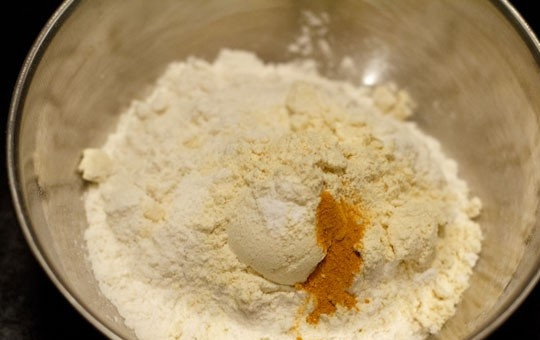 1. Этап. Джалеби индийские: 1. Начать нужно с приготовления теста. Выложите в глубокую мисочку все сухие ингредиенты.