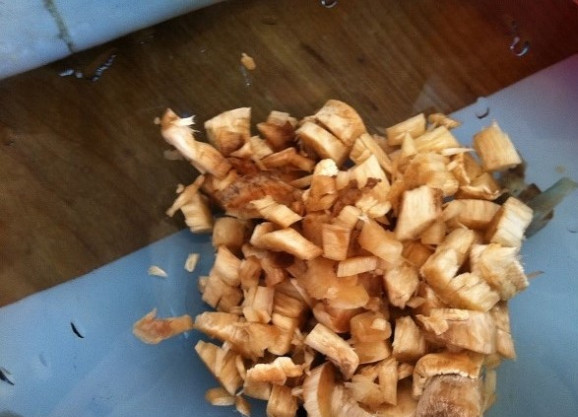 1. Этап. Шампиньоны, фаршированные овощами: 4. Мякоть из шампиньонов мелко нашинкуйте.