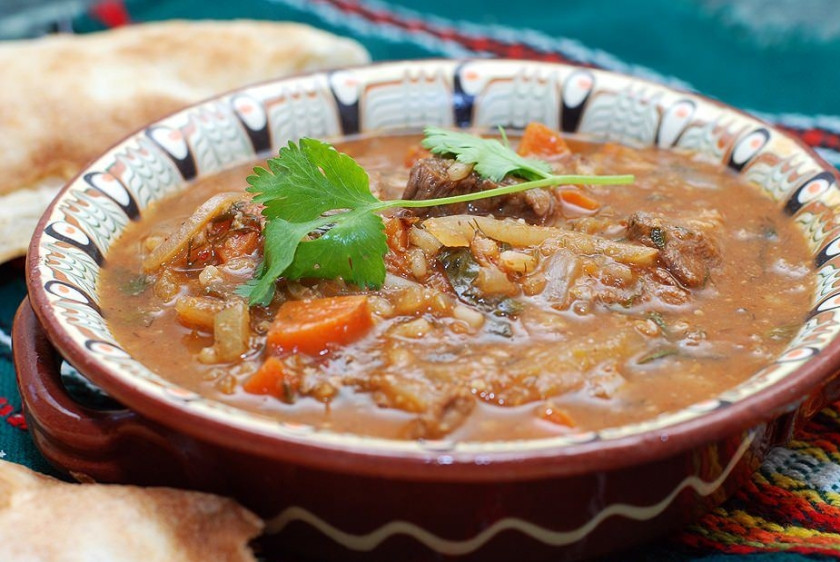 1. Этап. Суп с говядиной и рисом: Добавляем специи - хмели-сунели, розмарин, лаврушку. Варим до готовности риса и овощей. Готовый суп с говядиной и рисом подаем пылу с жару. Приятного аппетита!