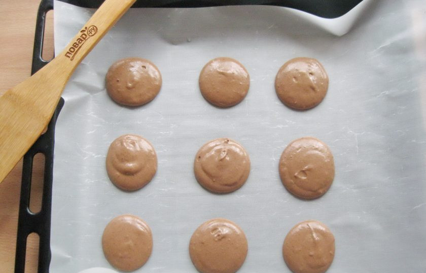 1. Этап. Печенье с зефиром: Выложите тесто в кулинарный мешок и отсадите на противень.