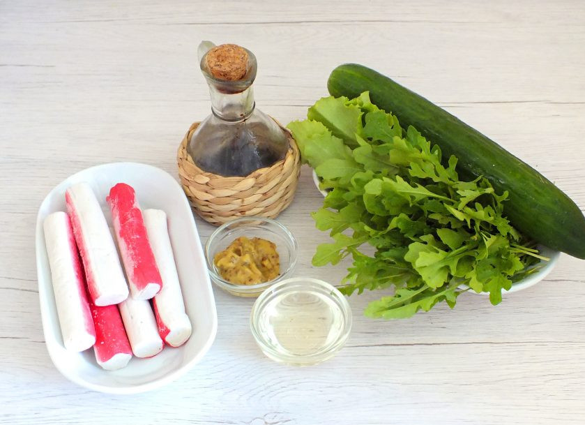 1. Этап. Салат с крабовыми палочками и рукколой: Подготовьте необходимые ингредиенты. Если крабовые палочки замороженные, то снимите упаковку и дайте им разморозиться.