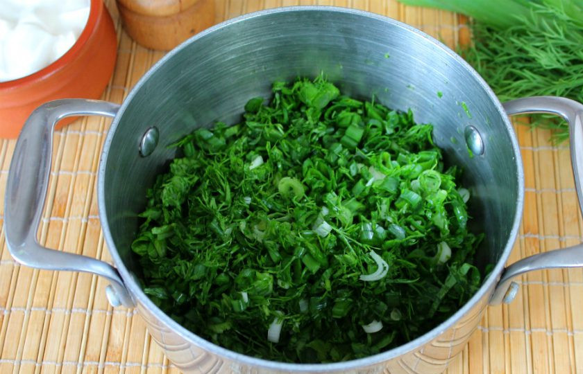 1. Этап. Холодный суп из шпината: Добавляем мелко нарезанный зеленый лук и укроп.