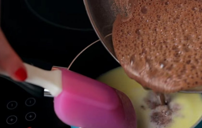 1. Этап. Земля с червяками (десерт): 4. Далее поставьте на огонь оставшееся молоко и растопите в нем сливочное масло. Добавьте шоколадно-молочную смесь и варите до загустения, периодически помешивая.