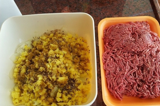 1. Этап. Ханума с мясом в пароварке: 2. Кроме, собственно, фарша (можно также измельчите мясо очень мелкими кубиками) в начинку предлагаю добавить нарезанный очень мелкими кубиками лук и картофель. Добавьте к овощам специи по вкусу.