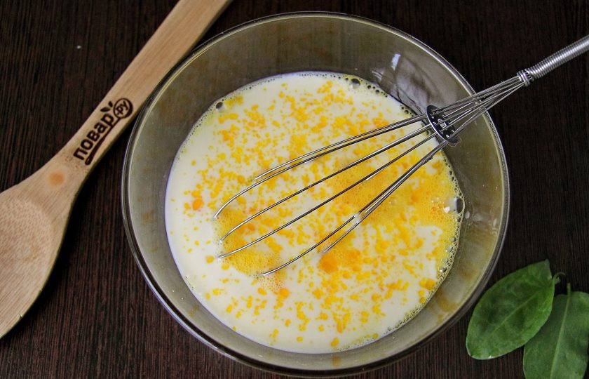 1. Этап. Заливной пирог с щавелем: Добавьте молоко.