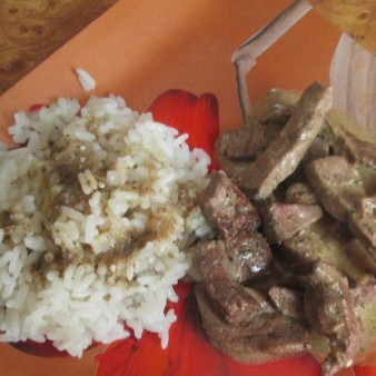 Печень, тушенная в соусе