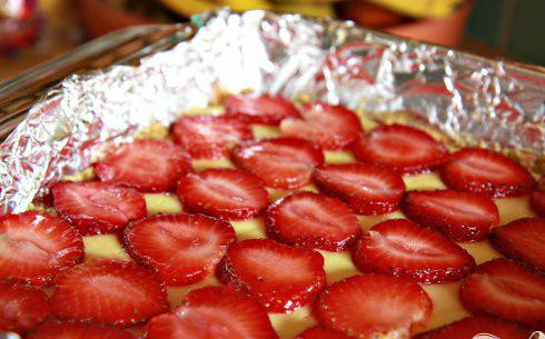 1. Этап. Клубничные пирожные: 6. Поставить форму на стойку, украсить клубникой и поставить в холодильник по крайней мере на 1 час до подачи на стол.