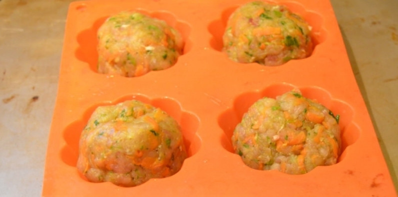 1. Этап. Маффины из индейки с укропом: В силиконовые формочки разложите фарш по 100 гр, а саму форму смажьте маслом.