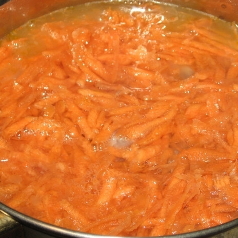 1. Этап. Сердце куриное: Залить содержимое сотейником водой или бульоном - так, чтобы жидкость полностью покрывала овощи и сердечки.