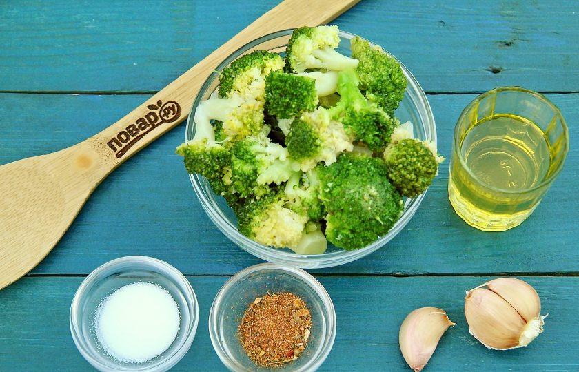 1. Этап. Брокколи на мангале: Подготовьте все ингредиенты. Брокколи необходимо разобрать на соцветия, убедившись, что они не такие маленькие и не будут падать через гриль.