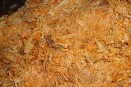 1. Этап. Капуста, тушеная с ребрышками: 8. Измельченную капусту также добавляем в сковороду к тушеным ребрышкам и овощам. Солим, перчим по вкусу. Можно добавить любимые специи на собственное усмотрение. Перемешиваем все и продолжаем тушить на среднем огне, периодически помешивая.