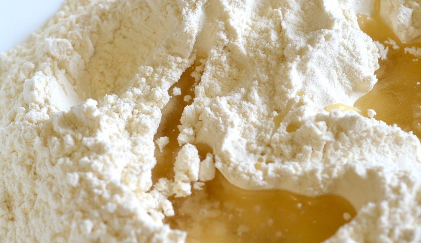 1. Этап. Чебуреки сырные: 1. Смешаем просеянную муку, сыворотку и масло, добавим сахар и соль, перемешаем. Вымешаем однородное тесто.