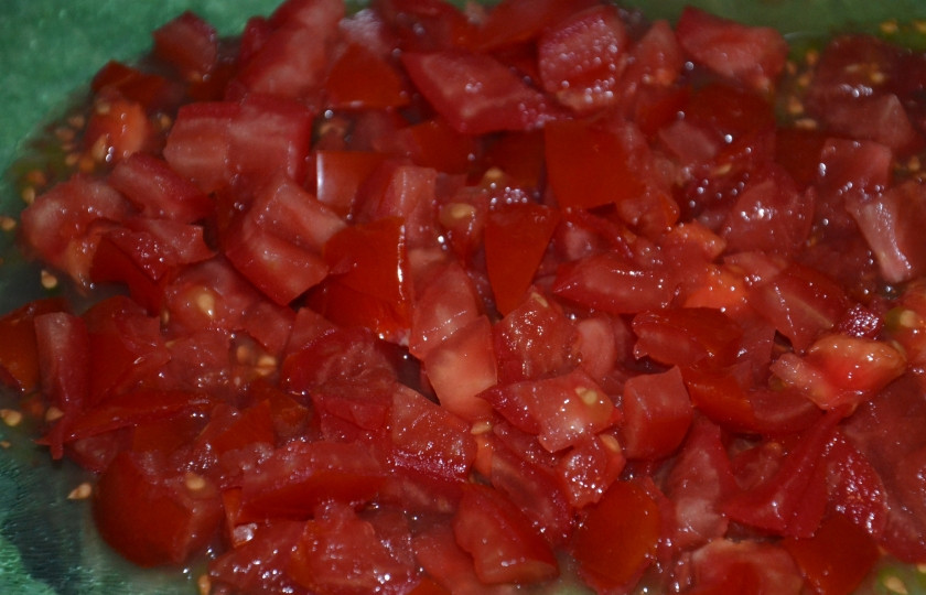 1. Этап. Баклажан по-гречески: 4. Помидоры ошпариваем, снимаем кожицу, и тоже измельчаем. Тушим вместе помидоры и лук.