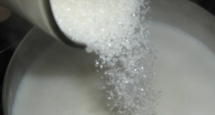 1. Этап. Сливочное желе: Помешивая, довести практически до кипения, всыпать сахар.