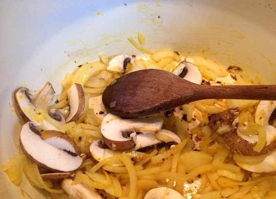 1. Этап. Говяжья печень с грибами: 2. Снимите печень и пока отложите в сторону. Тем временем обжарьте нарезанный лук и грибы.